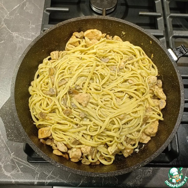 Паста с курицей, грибами и песто