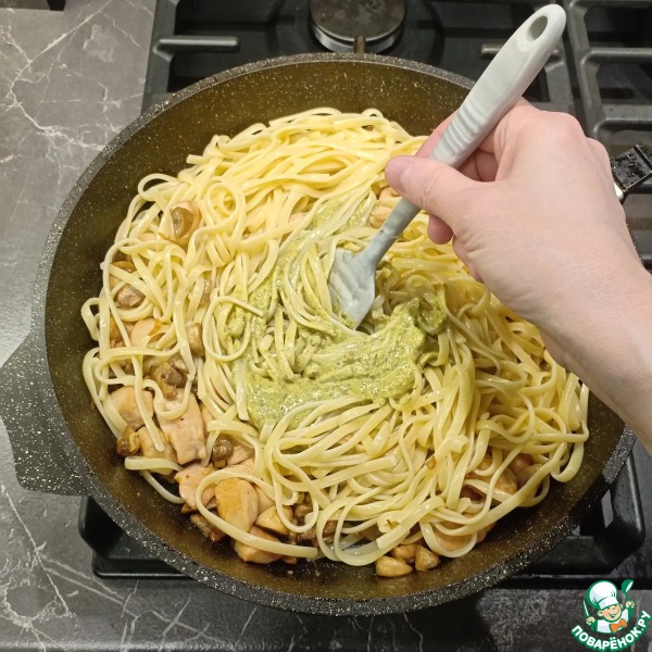 Паста с курицей, грибами и песто
