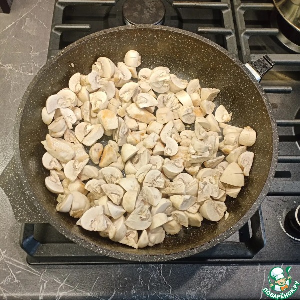 Паста с курицей, грибами и песто