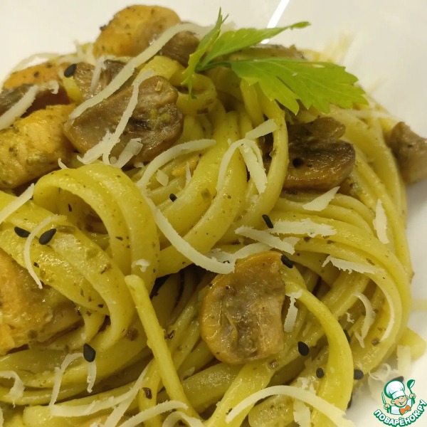 Паста с курицей, грибами и песто