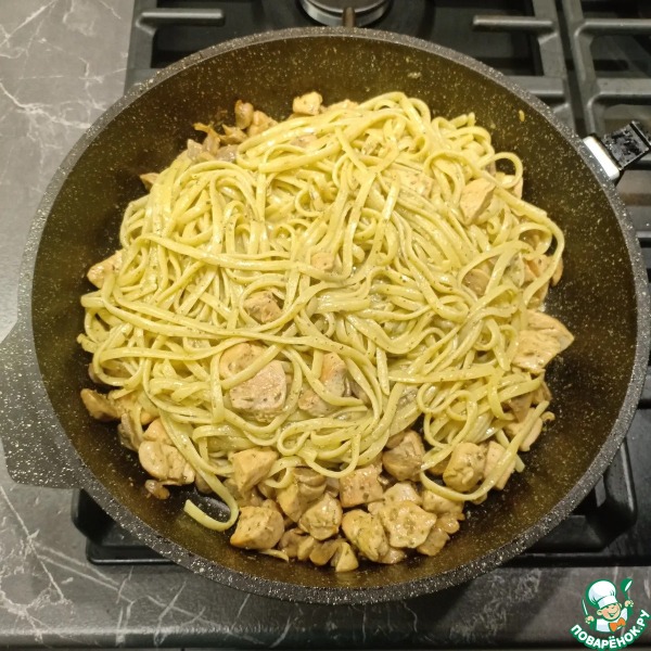 Паста с курицей, грибами и песто