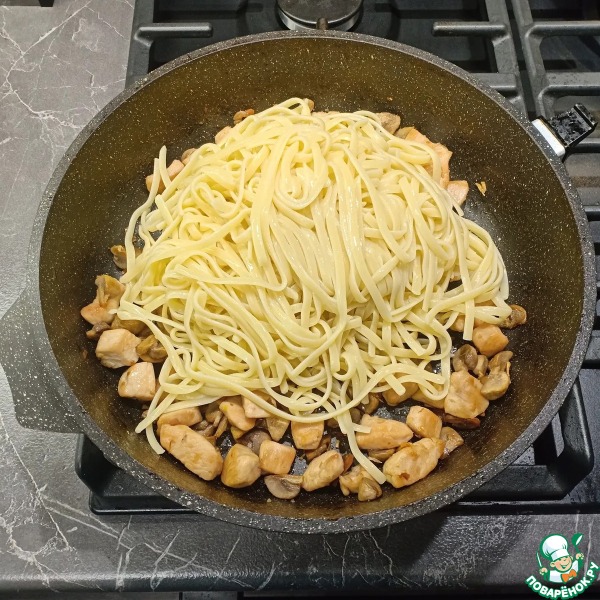 Паста с курицей, грибами и песто