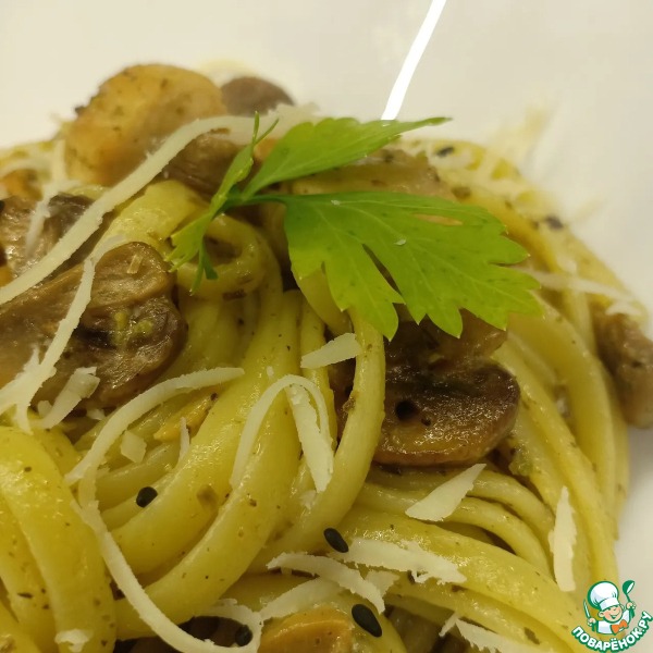 Паста с курицей, грибами и песто