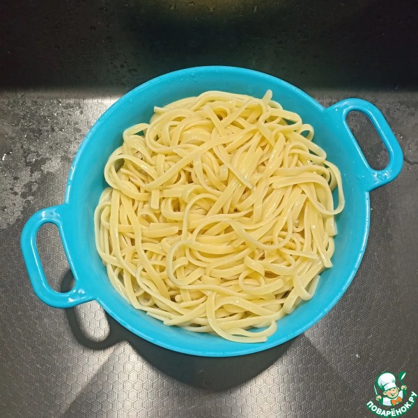 Паста с курицей, грибами и песто