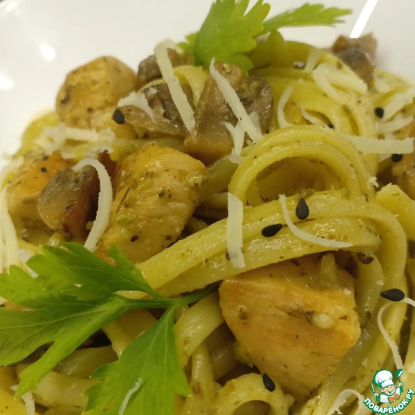 Паста с курицей, грибами и песто