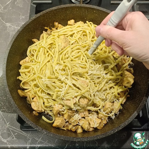 Паста с курицей, грибами и песто