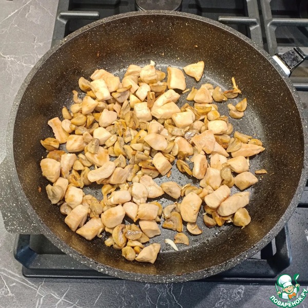Паста с курицей, грибами и песто
