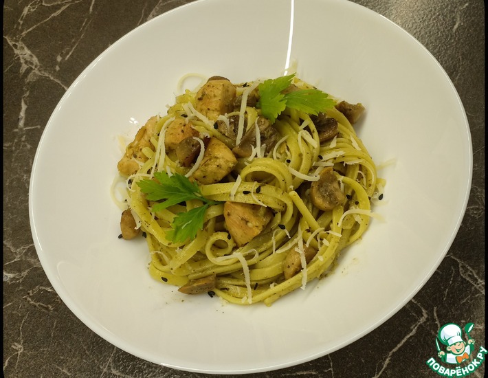 Паста с курицей, грибами и песто