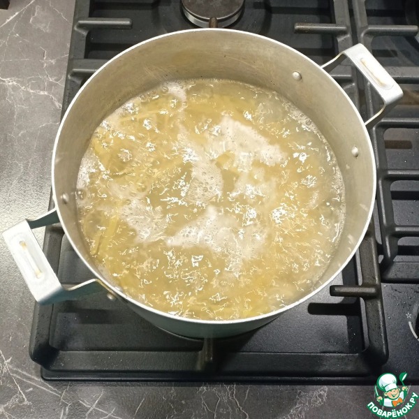 Паста с курицей, грибами и песто