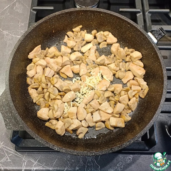 Паста с курицей, грибами и песто