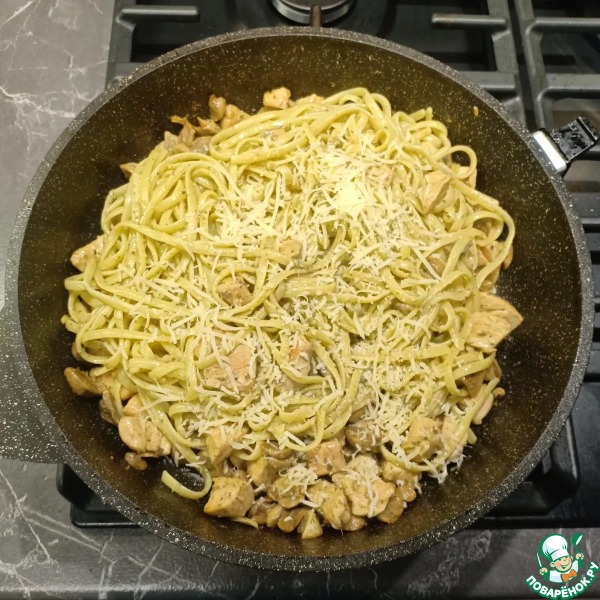 Паста с курицей, грибами и песто