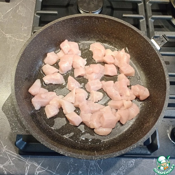 Паста с курицей, грибами и песто