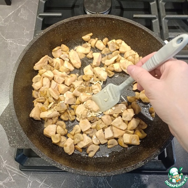 Паста с курицей, грибами и песто