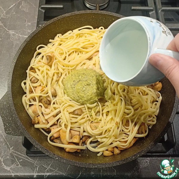 Паста с курицей, грибами и песто