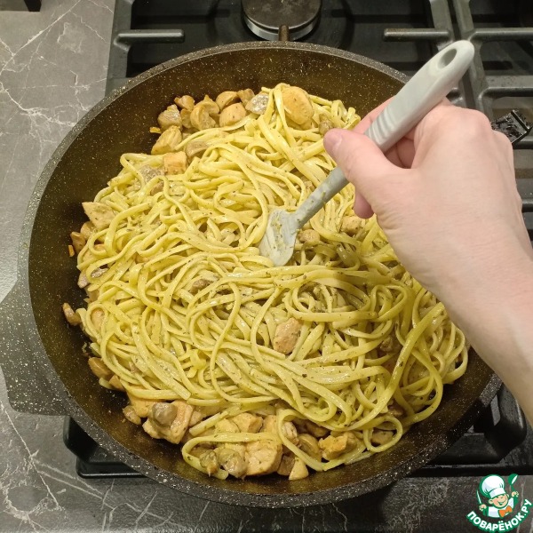 Паста с курицей, грибами и песто
