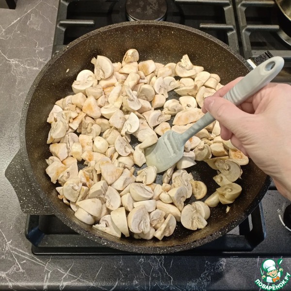 Паста с курицей, грибами и песто