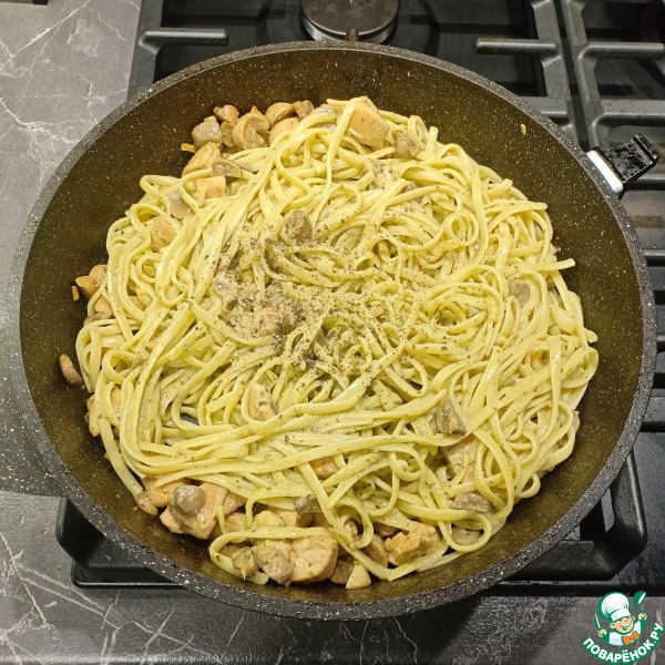 Паста с курицей, грибами и песто