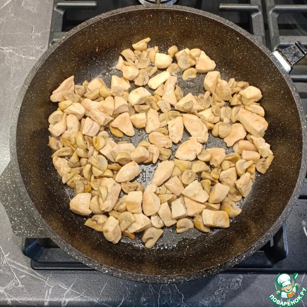 Паста с курицей, грибами и песто