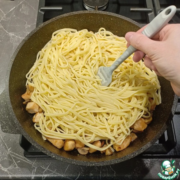 Паста с курицей, грибами и песто