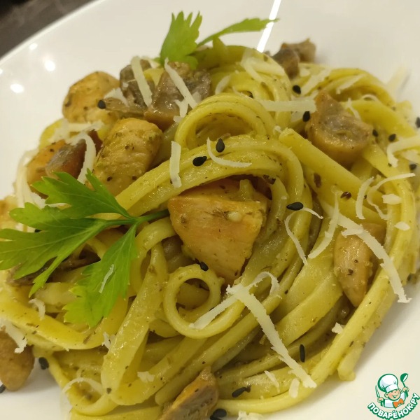 Паста с курицей, грибами и песто