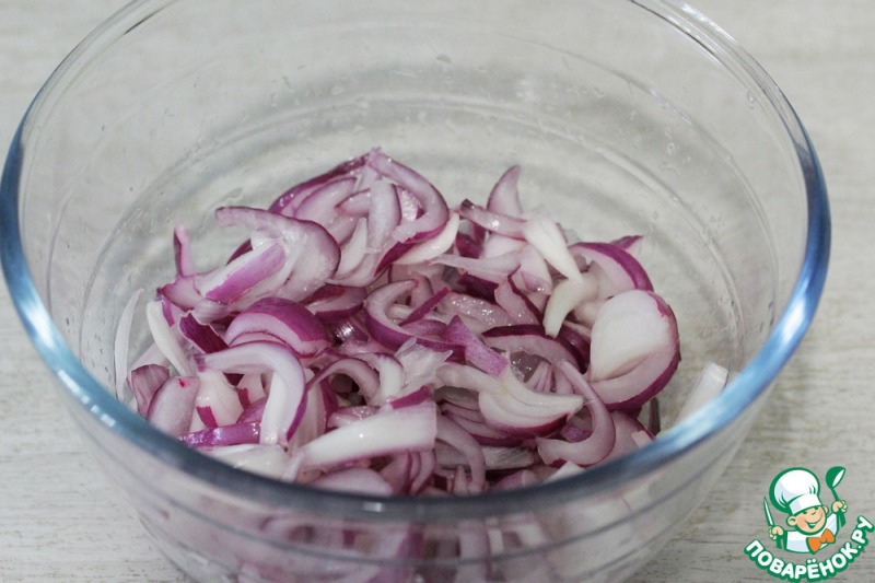 Салат с курицей и яичными блинчиками