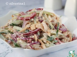Салат с курицей и яичными блинчиками