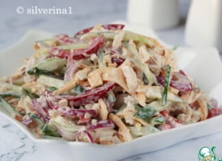 Салат с курицей и яичными блинчиками
