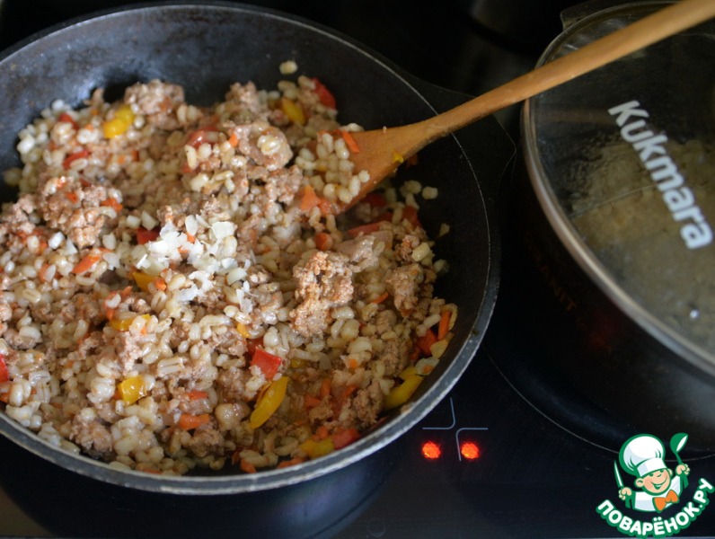 Сковорода с перловкой, фаршем и овощами