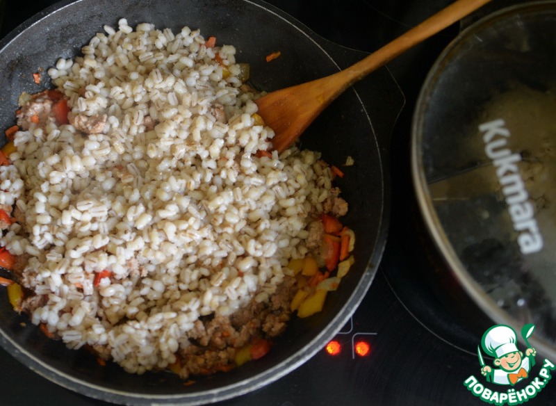 Сковорода с перловкой, фаршем и овощами
