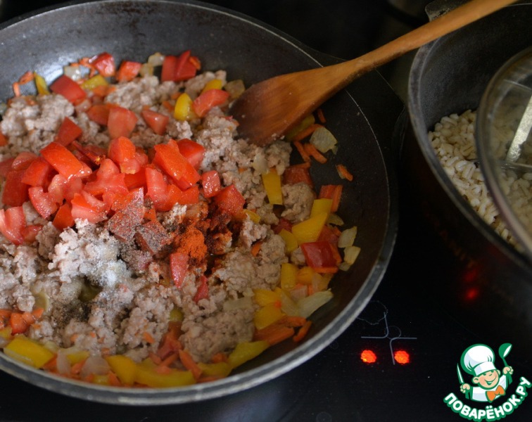 Сковорода с перловкой, фаршем и овощами