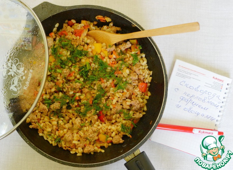 Сковорода с перловкой, фаршем и овощами