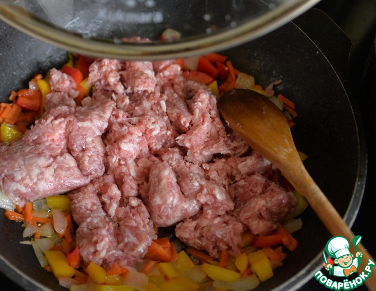 Сковорода с перловкой, фаршем и овощами