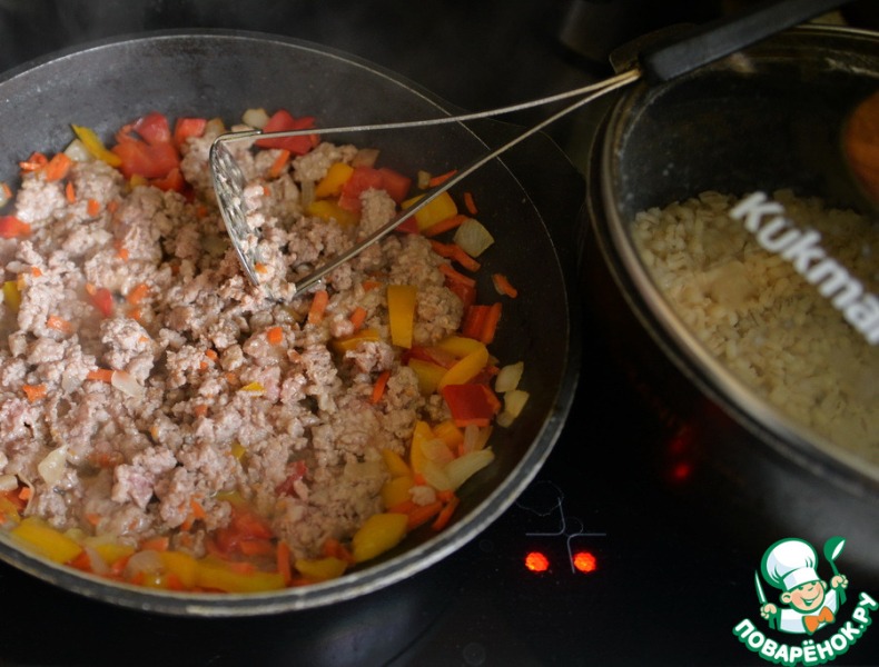 Сковорода с перловкой, фаршем и овощами