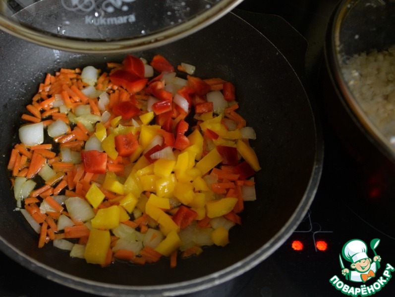 Сковорода с перловкой, фаршем и овощами