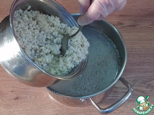 Суп с маринованными огурцами и перловкой