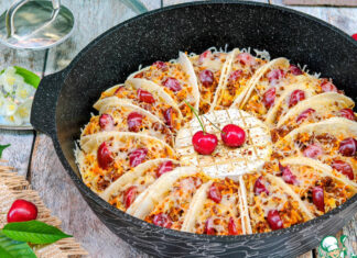 Такос с мясом, черешней и камамбером