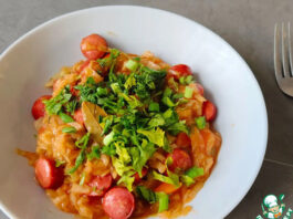 Тушеная капуста с копчёными колбасками