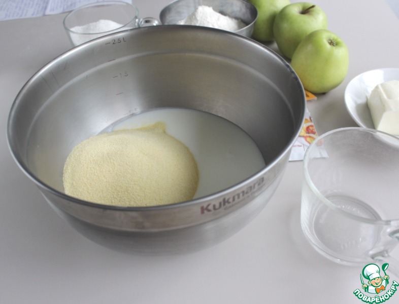 Манник на кефире с яблоками