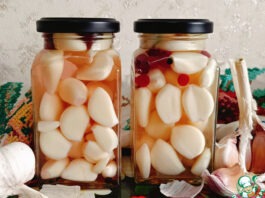 Маринованный чеснок с клюквой
