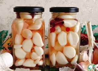 Маринованный чеснок с клюквой