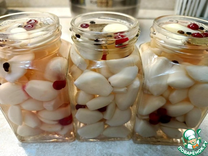 Маринованный чеснок с клюквой