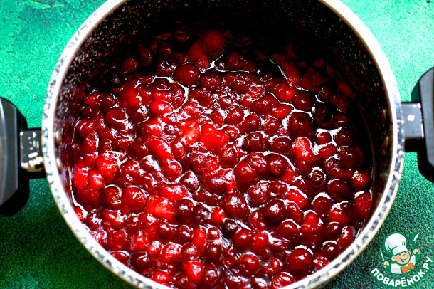 Морковный торт с вишней и карамелью