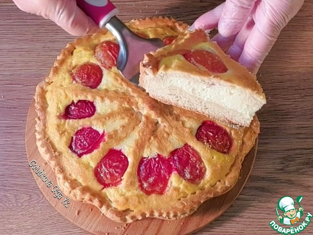 Пирог с творожной начинкой и сливой