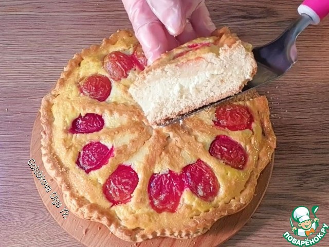 Пирог с творожной начинкой и сливой