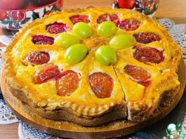 Пирог с творожной начинкой и сливой