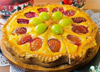 Пирог с творожной начинкой и сливой