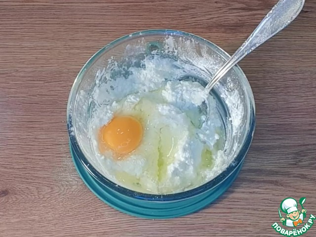 Пирог с творожной начинкой и сливой
