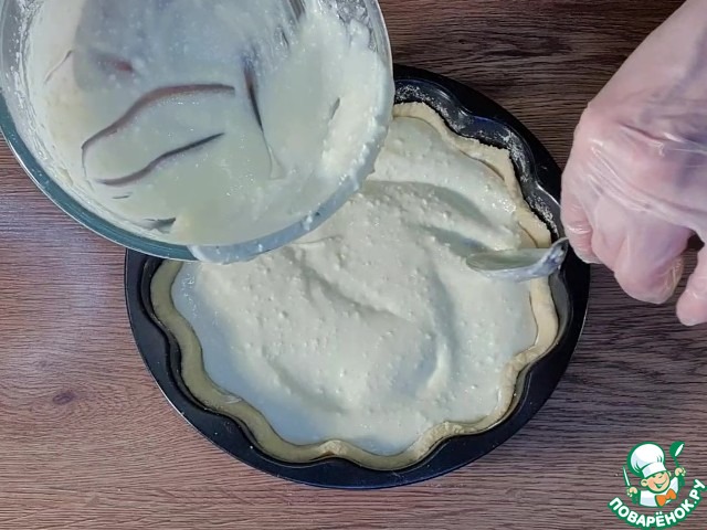 Пирог с творожной начинкой и сливой