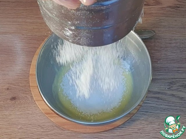 Пирог с творожной начинкой и сливой