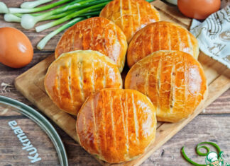 Пирожки с луком, яйцом и фетаксой